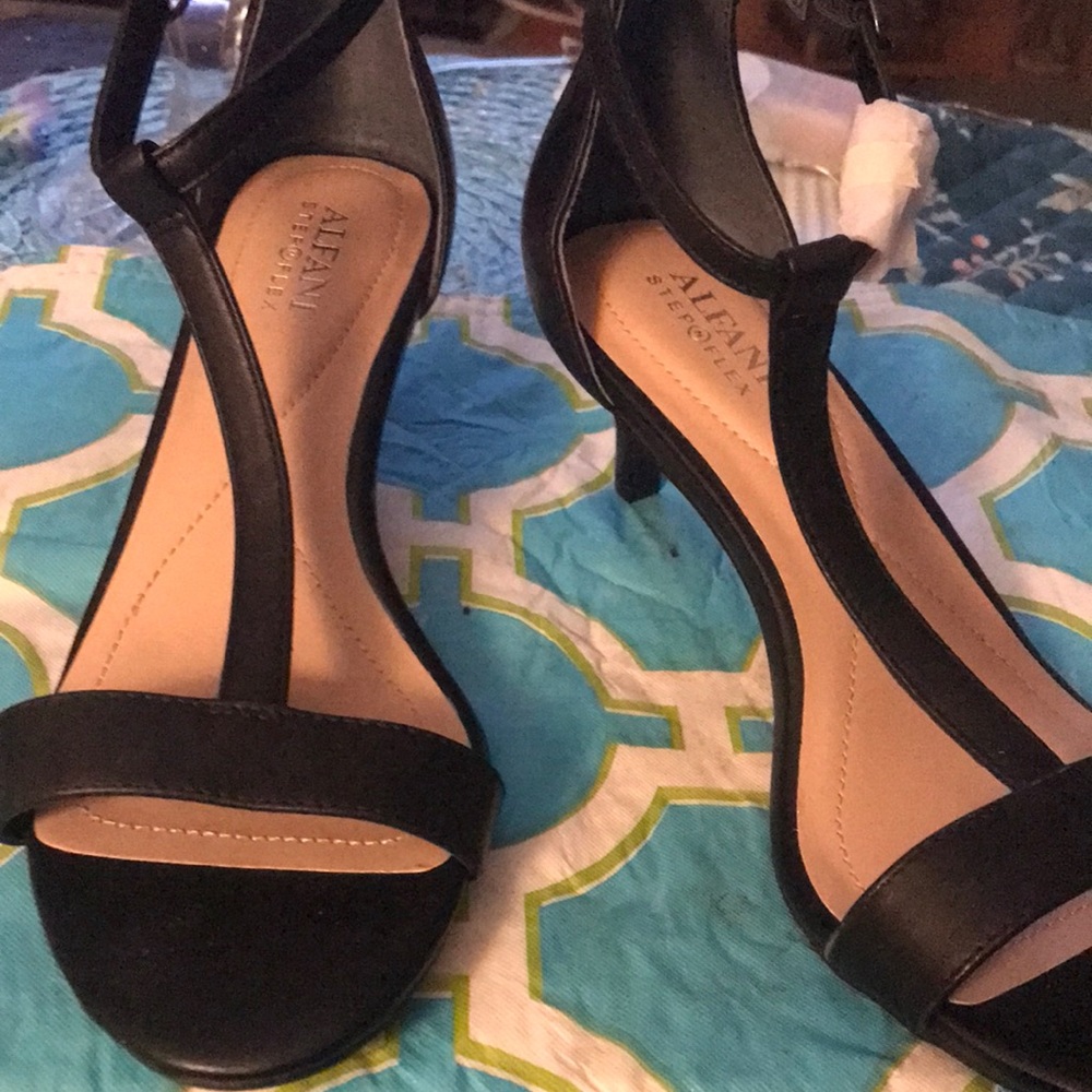 New Size  71/2 Alfani sandals with heel.